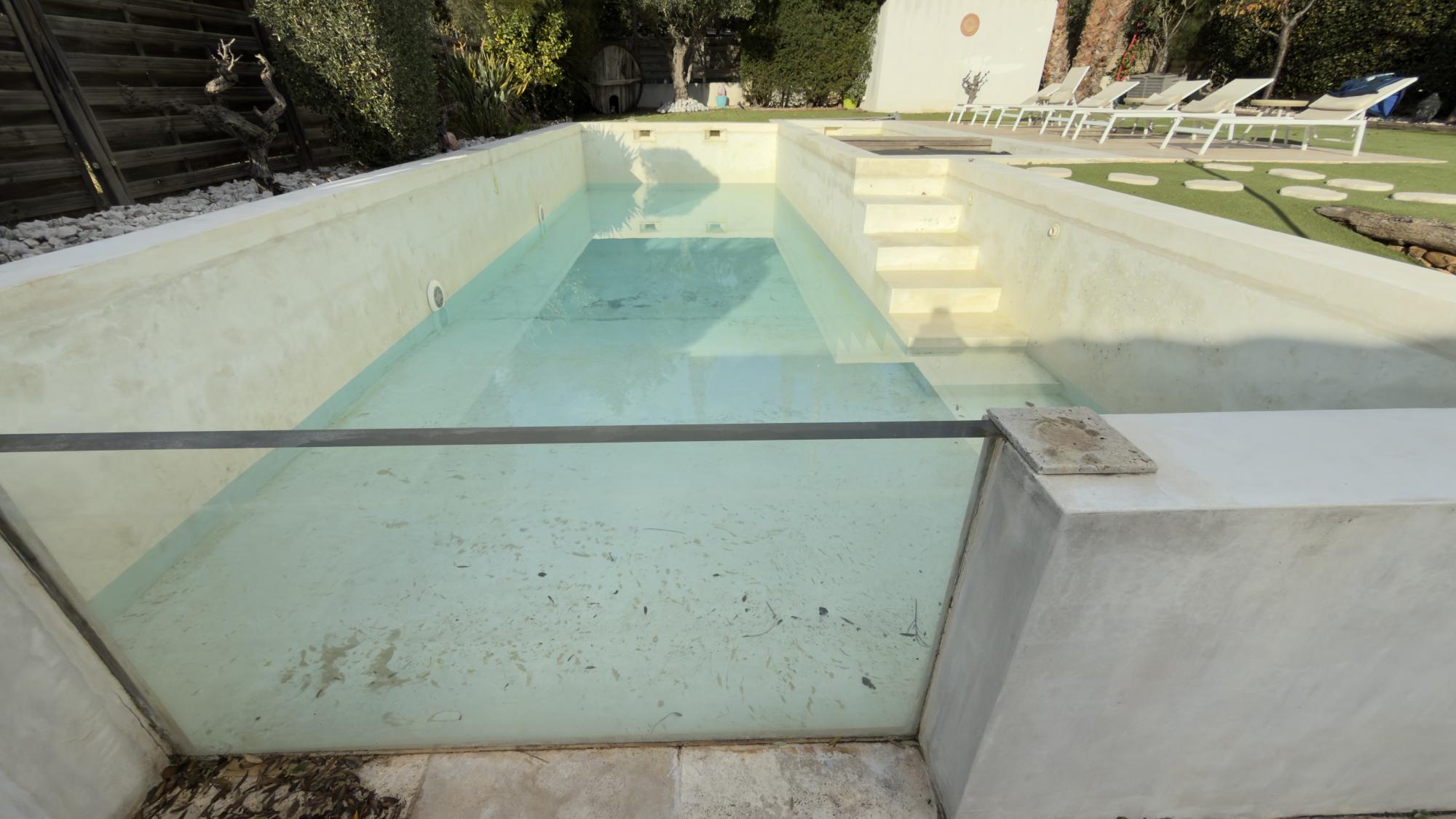 Avant r&eacute;novation piscine pr&egrave;s de Hy&egrave;res